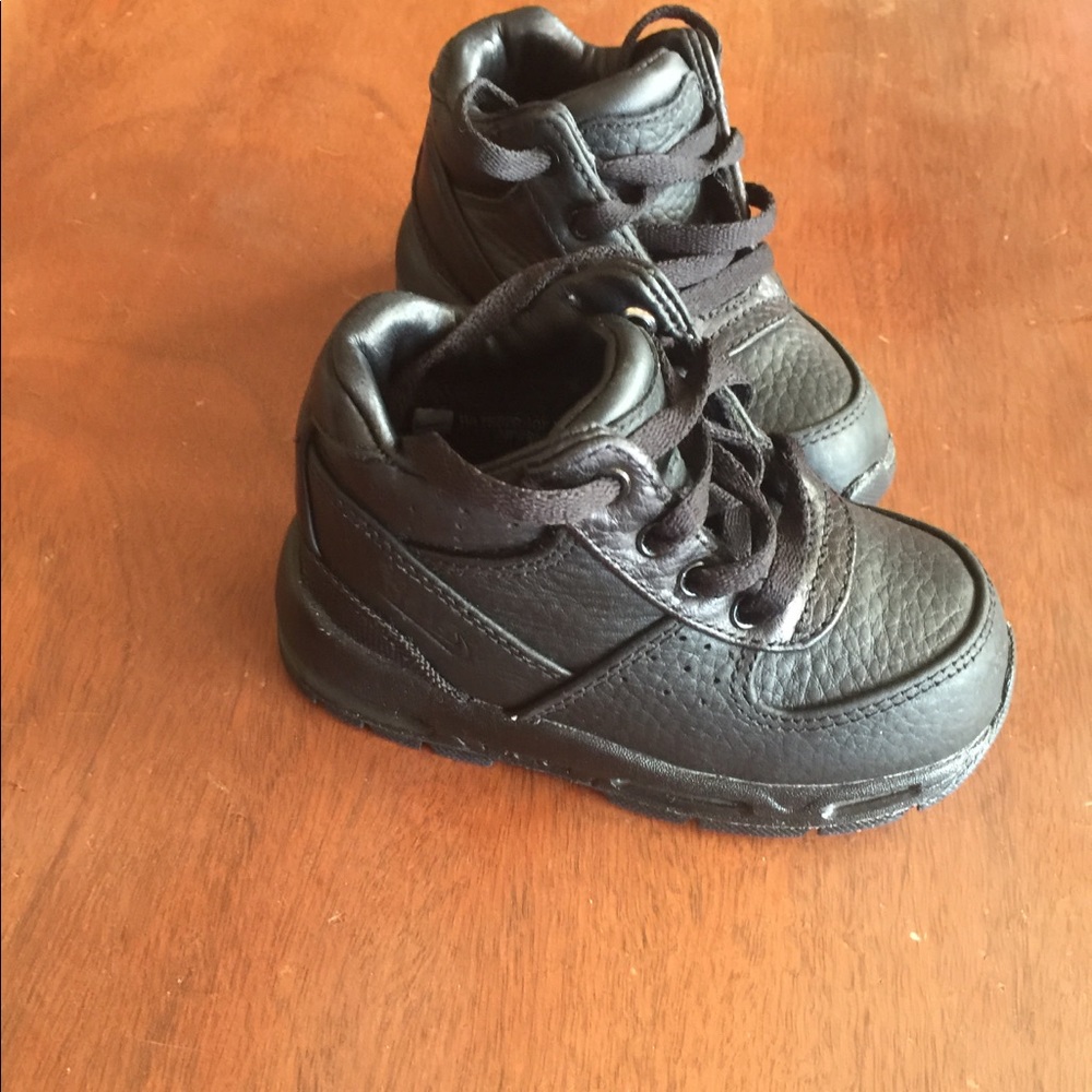 Black Nike ACG size 6